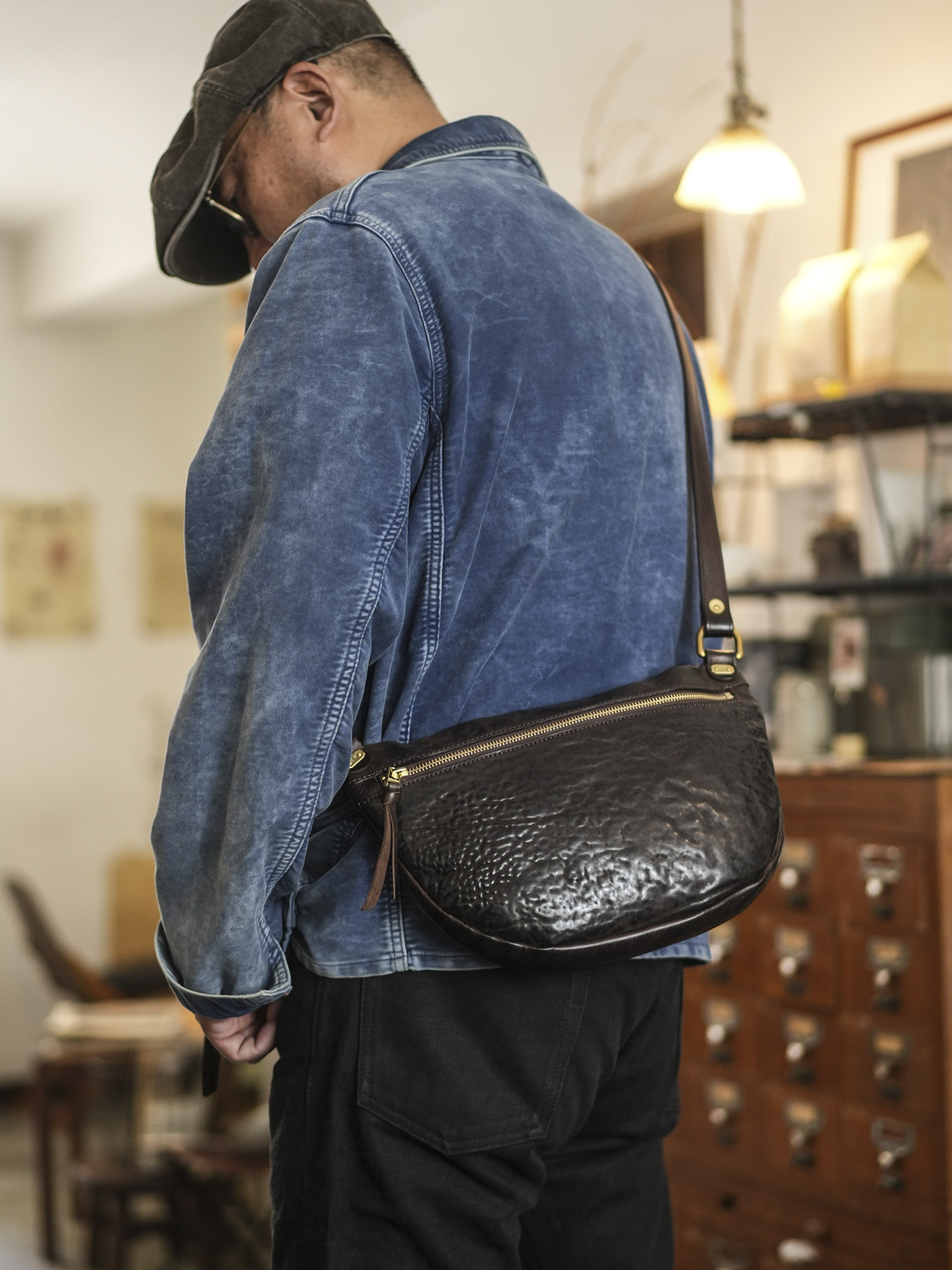 Travel Organizer Men - กระเป๋าคาดหน้าอกหนังแท้ทำมือสำหรับผู้ชาย ดีไซน์เนอร์ออกแบบ กระเป๋าหนังวัวแท้สุดหรูสำหรับเดินทาง ท่องเที่ยว กีฬากลางแจ้ง ขี่มอเตอร์ไซค์
