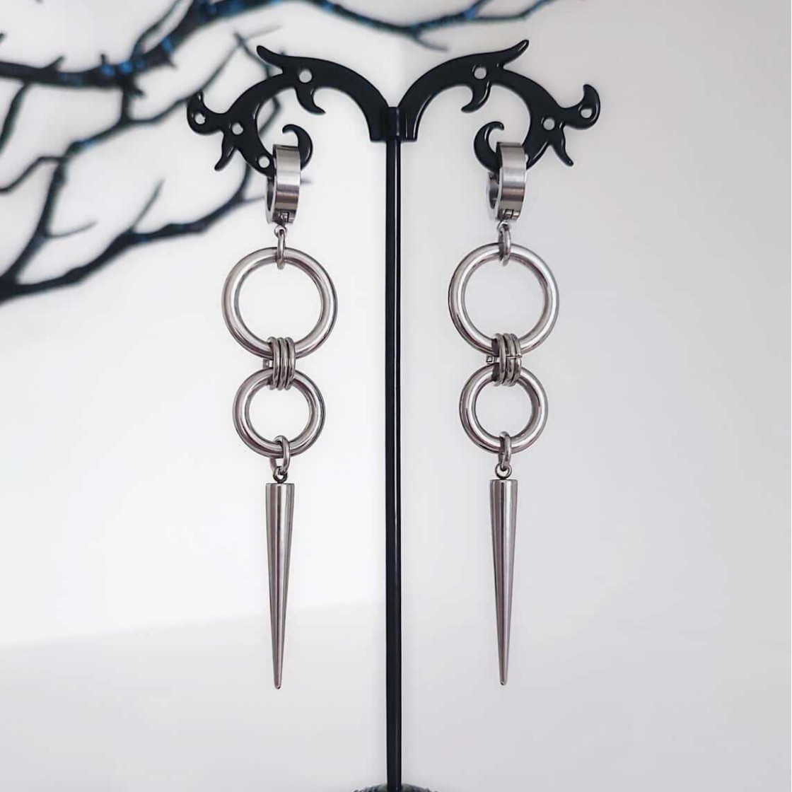Men Accessories Tips - ต่างหูแบบพังก์, เครื่องประดับสไตล์โกธิค, เครื่องประดับสไตล์ฮิปปี้, ปลายแหลม, ดีไซน์โดดเด่น, ดีไซน์แบบโอเวอร์ไซส์,